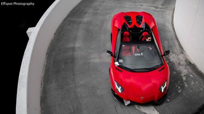 Một góc nhìn tuyệt đẹp của siêu xe mui trần Lamborghini Aventador Roadster. Ảnh: Effspot. 