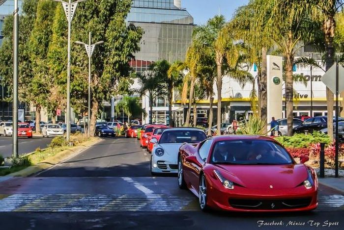 Dàn siêu xe rồng rắn nối đuôi trên phố. Ảnh: México Top Spott.