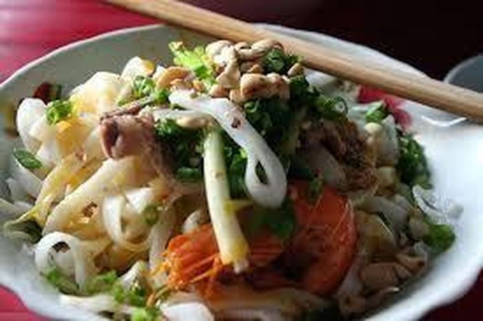  Sợi mì Quảng được làm từ gạo tráng bánh dẻo thơm, xay mịn. Nước mì Quảng không đầy tràn như các món bún phở khác mà chỉ xâm xấp nhưng thơm cay, đậm đà nhờ bí quyết pha chế và gia giảm đặc biệt. 