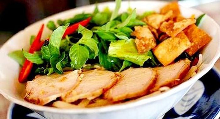  Tinh túy của món cao lầu là sợi mì được chế biến rất công phu, làm từ gạo thơm ngâm nước tro xay thành bột, sau đó xắt thành từng sợi đem hấp nhiều lần rồi phơi khô. 