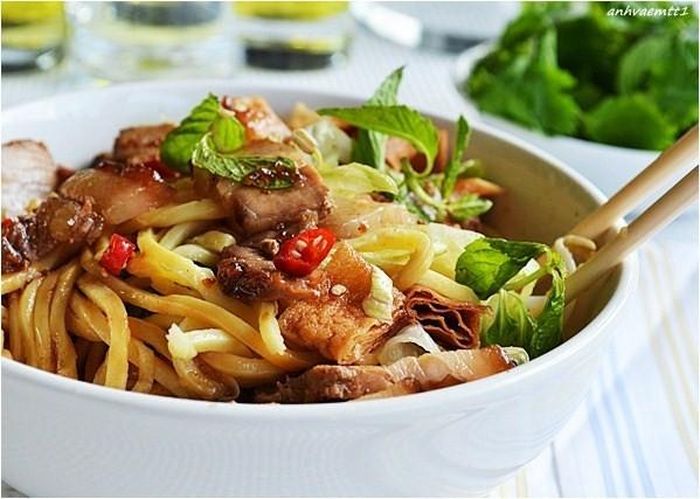  Cao lầu ăn kèm tép mỡ làm bằng da heo chiên giòn, thịt xíu, cùng giá trụng và rau sống. Khi ăn, cao lầu cho cảm giác sựt sựt của sợi mì, đủ mùi vị chua, cay, đắng, chát, ngọt của rau sống và tép mỡ vỡ tan trong miệng.