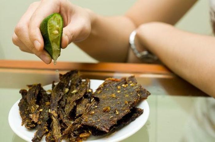  Bò khô Đà Nẵng khá cay và ngọt, thường có vị cam thảo đặc trưng, ăn với chanh tạo nên hương thơm đậm đà khó cưỡng.