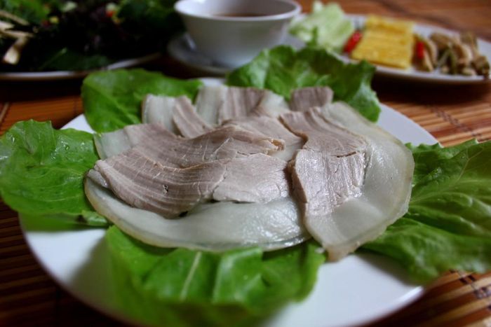  Miếng thịt chân giò hoặc ba chỉ luộc kỹ cuộn cùng các loại rau củ, bánh tráng chấm mắm nêm thơm nồng đợm khiến người ăn một lần khó có thể quên.