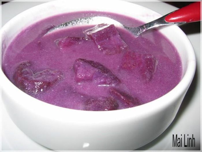 Món chè khoai lang bùi bùi ngọt thơm cùng chút béo béo của nước cốt dừa, bạn ăn khi chè còn ấm nóng sẽ thật ngon vào lúc trời trở lạnh.
