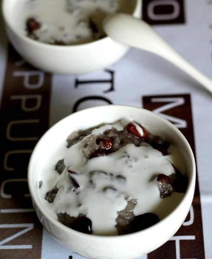  Chè đậu trắng cốt dừa ngọt thơm vị nếp, bùi bùi vị đậu trắng, béo béo vị dừa .