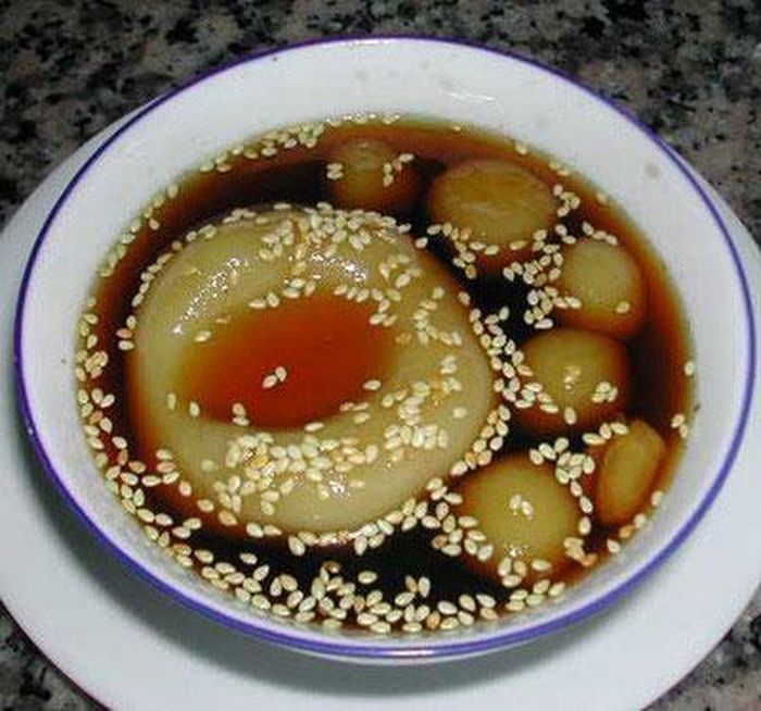  Thưởng thức bát chè trôi tàu cơ thể bạn sẽ ngay lập tức ấm lên vì vị gừng nồng ấm, mùi chè thơm ngọt.