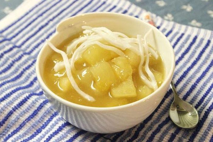 Sắn có thể làm được nhiều món: sắn luộc, bánh sắn…nhưng nếu biến tấu một chút với nước dừa các bạn sẽ có món chè sắn nóng hổi dẻo thơm.