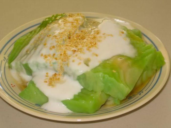  Món bánh đúc lá dứa ăn giống thạch, thường được rưới thêm nước cốt dừa và rắc vừng rang.