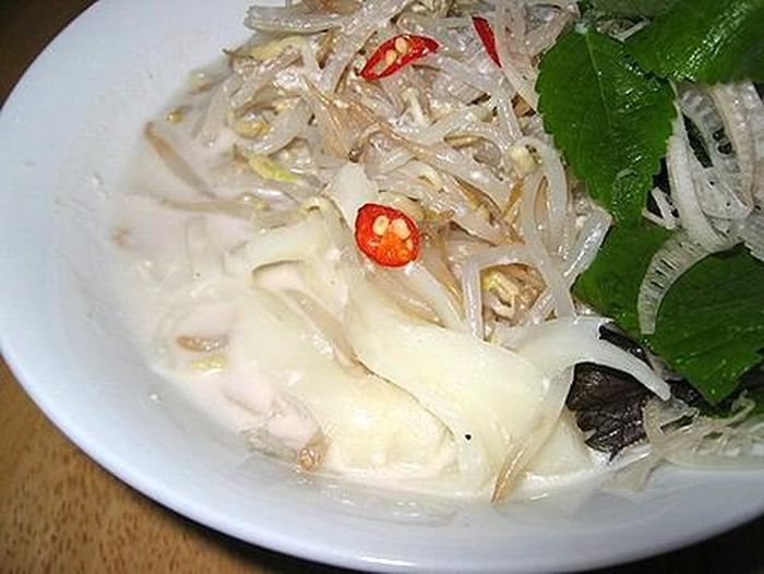  Với loại bánh đúc này, đặc biệt nhất là phải kể đến nước nộm. Khác với các thứ nộm khác, nước của bánh đúc nộm được được làm từ vừng lạc rang đem xay nhỏ rồi bỏ vào đun với nước giá chần làm cho nước có màu trắng sữa thơm mát, ngậy mà không hề ngấy. Thêm một dúm giá chần, vài ngọn kinh giới, bạc hà và đôi lát đọt chuối nữa thì ăn hoài mà chẳng biết chán.