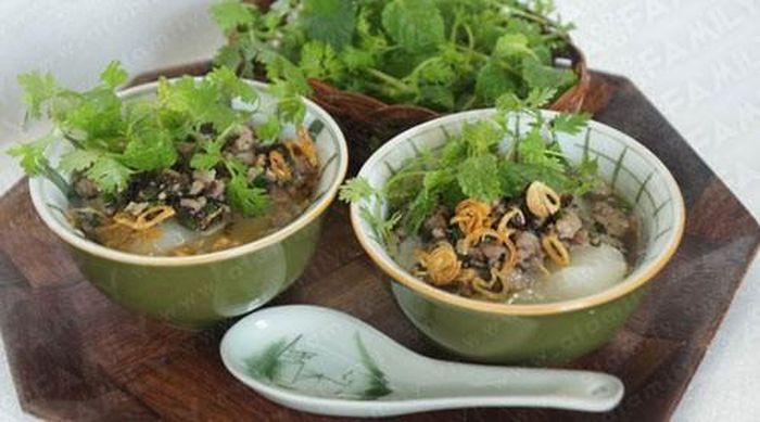 Bánh đúc thịt đặc biệt được người Hà Nội ưa thích. 