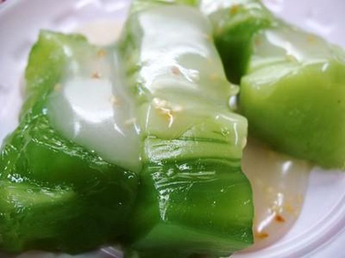  Bánh đúc lá dứa thường được làm từ bột năng.
