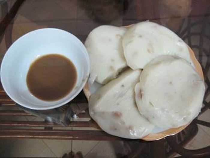  Từng miếng bánh đúc giòn giòn vị lạc thơm bùi rất ngon.