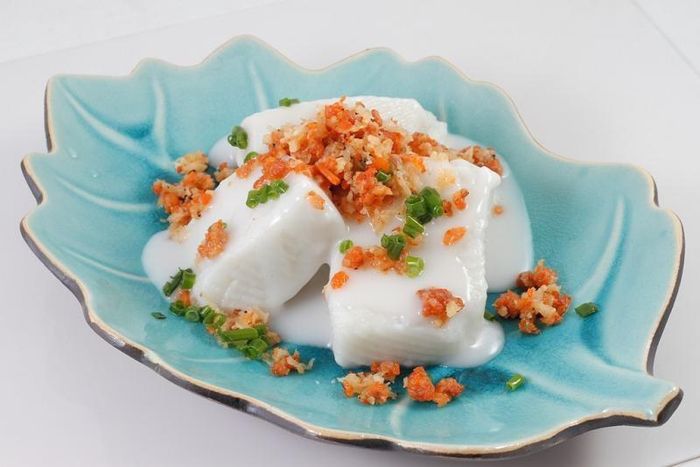  Loại bánh đúc truyền thống được cắt thành từng miếng ăn kèm thịt rang với tôm.