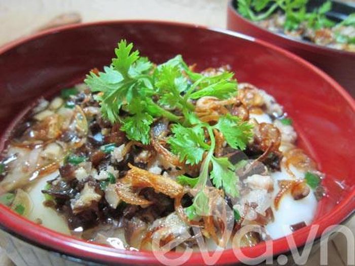  Món bánh đúc thịt thường có thit băm, mốc nhĩ, hành khô chán nước thịt ăn kèm bánh đúc khi còn nóng.