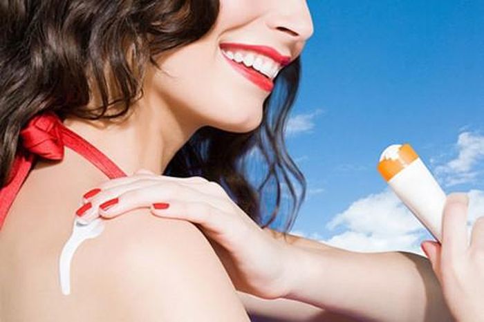 Chống nắng cho da. Giai đoạn này, làn da rất dễ chịu ảnh hưởng của tia từ ngoại. Do đó, khi ra ngoài, chị em cần chú ý chống nắng, và tốt nhất nên hạn chế dùng mỹ phẩm để tránh mọc các nốt thâm nám.
