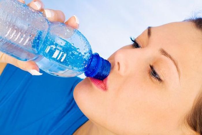 Uống nước làm đẹp da ngày "đèn đỏ". Làn da trong giai đoạn kinh nguyệt sẽ dễ bị khô đi do bị thất thoát một lượng nước lớn vì thế bạn cần khắc phục tình trạng này bằng cách bù nước cho cơ thể, ngoài nước lọc bạn có thể sử dụng thêm các loại nước trái cây vừa giúp cơ thể có đủ lượng nước vừa giúp tăng cường hàm lượng vitamin.