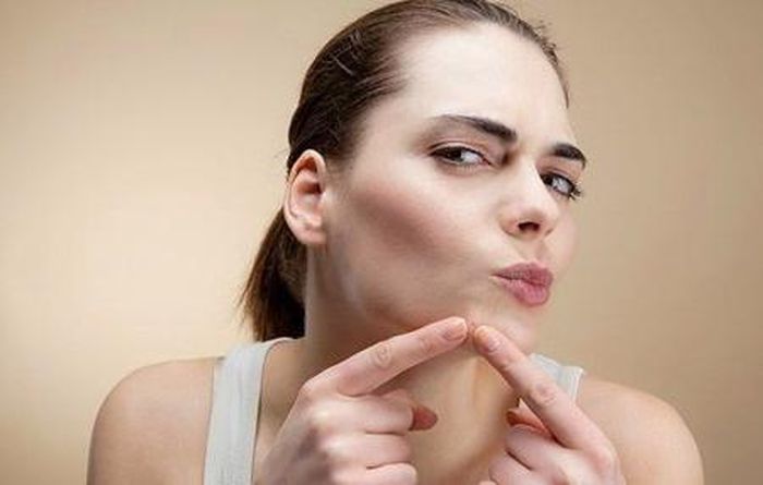 Trị mụn. Hormone thay đổi là nguyên nhân chính gây nên mụn trứng cá, vào những “ngày ấy” nhiều bạn nhất là những bạn trong độ tuổi dậy thì thường than phiền về mối lo nguy cơ bị mụn trứng cá viếng thăm. Hãy tham khảo một số những bí kíp sau đây sẽ giúp bạn có thể tự bảo vệ làn da khỏi tình trạng mụn gõ cửa.