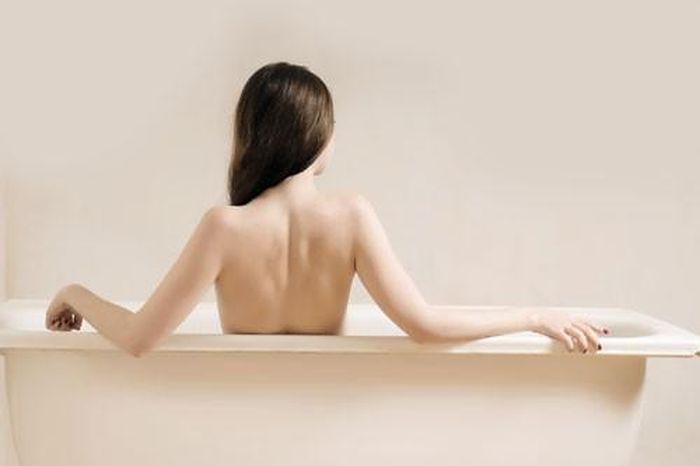 Tránh tắm bồn. Trong giai đoạn này không nên tắm bồn, tránh để nước bẩn xâm nhập vào âm đạo gây viêm nhiễm.