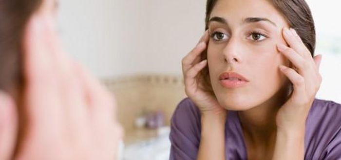 Hãy kiên trì. Đừng mất tự tin về việc làn da trở nên xấu xí trong những những ngày đèn đỏ, hãy sử dụng những mỹ phẩm chăm sóc da phù hợp. Làn da của bạn thay đổi tùy theo từng thời điểm trong tháng, không chỉ trong kỳ đèn đỏ, vì vậy, hãy kiên trì trong việc chăm sóc da.
