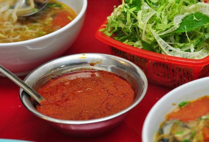 Ở đây, từ bát tương ớt đến rổ rau đều sạch sẽ, ngon mắt.