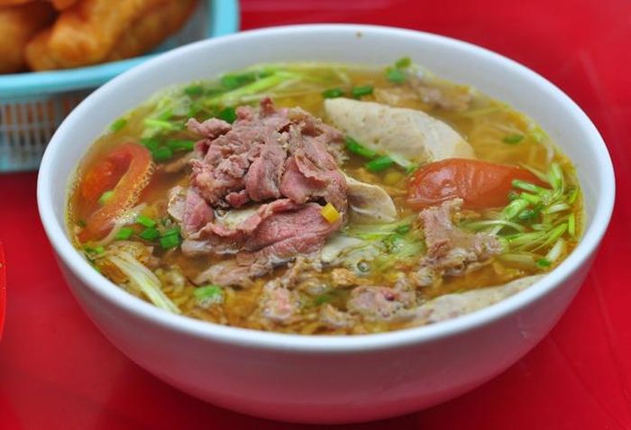 Quán luôn chọn loại thịt bắp bò hoặc lõi rùa.