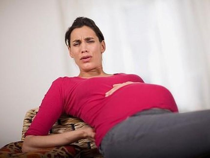  Nếu người mẹ có bệnh mạn tính như bệnh tim, tăng huyết áp, bị khó thở do hen hay bệnh phổi… khi chuyển dạ không thể tự rặn đẻ. Họ cũng phải được làm các thủ thuật hay phẫu thuật mổ đẻ để tránh tai biến có khi nguy hại đến cả mẹ và con.
