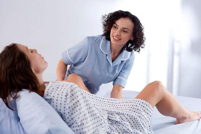 Các nguyên nhân do phần phụ của thai: Là các thành phần như rau thai, màng thai, dây rốn và nước ối. Những thành phần phụ này đôi khi cũng gây nên tình trạng đẻ khó cho các bà mẹ. Ví dụ như những trường hợp rau bám ở phía dưới dạ con làm cản trở đường ra của thai (gọi là rau tiền đạo), những trường hợp sa dây rốn, ối vỡ sớm, cạn kiệt nước ối… 
