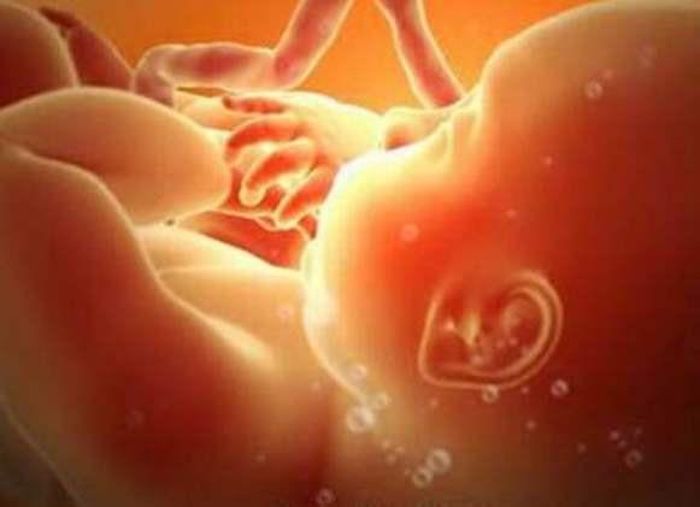 Ngôi thai bất thường: Thông thường ngôi thai thuận đẻ dễ dàng là loại ngôi chỏm, ở đó thai nằm xuôi, đầu thai ở phía dưới và cúi tốt cho cằm áp sát vào ngực để chỏm đầu thai dễ dàng chui ra. Những ngôi thai nằm ngang, nằm ngược; những ngôi tuy đầu thai nằm dưới nhưng do cúi không tốt hoặc lại bị ngửa ra sẽ làm cho đầu thai có tư thế không thuận nên không thể chui qua đường sinh dục bà mẹ ra ngoài. Đối với những trường hợp này cũng cần phải có thủ thuật của bác sĩ. 