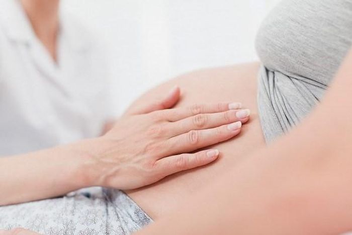 Các bất thường về mở cổ tử cung: Thai muốn chui được ra ngoài thì cổ tử cung phải mở rộng hết. Nếu trong chuyển dạ, cổ tử cung không mở hoặc mở chỉ đến một mức độ nào đó rồi dừng lại hoặc mở quá chậm cũng gây khó khăn cho các bà mẹ, cần phải có sự can thiệp của các bác sỹ chuyên khoa. 