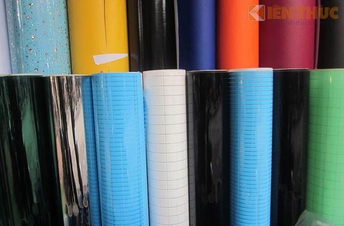 Tùy theo diện tích và mục đích sử dụng, có thể chọn loại giấy Hàn Quốc giá từ 500-1 triệu/ cuộn 16m2, giấy Đài Loan khoảng 500nghìn/ cuộn 5,3m2, giấy Lolman Đức 300-750 nghìn/cuộn 5,3m2...trên thị trường.