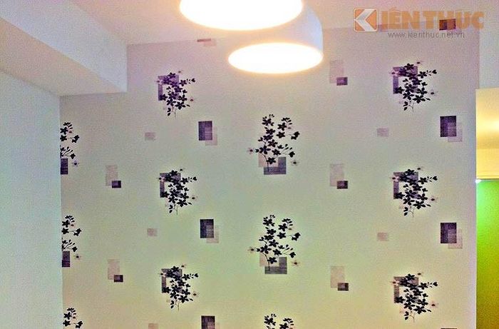 Mỗi loại giấy có một đặc điểm, riêng giấy dán tường của Đức, Ý, thường thiết kế theo tông màu và kiến trúc, ít hoa văn, chìm và khó rách, phù hợp với không gian văn phòng hoặc cần lịch sự, sang trọng.
