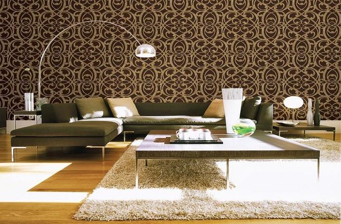 Kiến trúc sư Nguyễn Trọng Thụy (công ty TNHH tư vấn thiết kế Hồ Thiệu Trị và cộng sự) tư vấn: "Chỉ nên dán giấy ở những mảng tường cần gây ấn tượng, không nên sử dụng tràn lan để đảm bảo tính thẩm mỹ cho ngôi nhà." 
