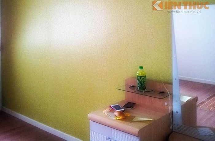 Thời tiết mưa, nồm khiến không ít trường hợp giấy bị bong tróc, giảm tuổi thọ, làm căn phòng trở nên xấu xí và bất tiện cho người dùng.