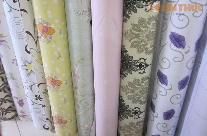 KS Hà Trọng Đức (Công ty tư vấn thiết kế nội thất Thăng Long ) tư vấn: "Người dùng thường chỉ chú ý đến họa tiết trang trí mà quên không chọn chất liệu giấy phù hợp. Với thời tiết miền Bắc, tốt nhất là loại chống ẩm, lớp ngoài cùng phủ nhựa vinyl, ở giữa là Medium chống thấm".