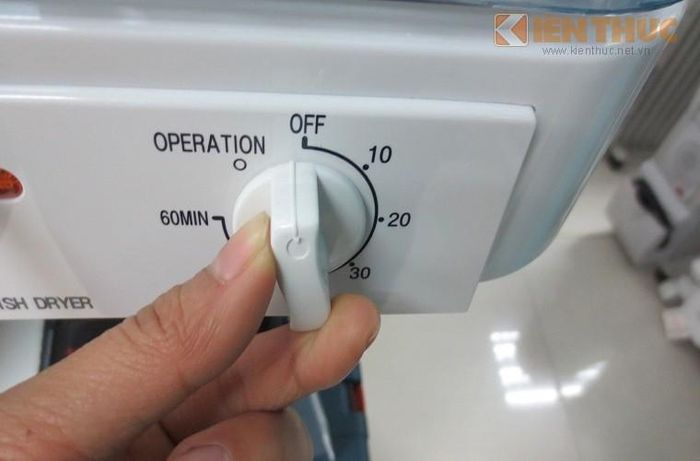 Thao tác khá đơn giản, người dùng bỏ chén đĩa vào máy và hẹn giờ. Tùy thuộc vào từng loại đồ cần diệt khuẩn và làm khô (đồ thủy tinh, đồ sứ...) để chọn thời lượng sấy thích hợp.