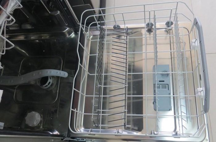 Các nhà sản xuất khuyến cáo người dùng tuyệt đối không sử dụng nước tẩy để rửa máy, tránh hiện tượng chập điện hoặc các chất bám vào lồng đựng, thay vào đó, dùng khăn sạch ngâm nước nóng, vắt khô, lau giá úp bát và lồng nhẹ nhàng.