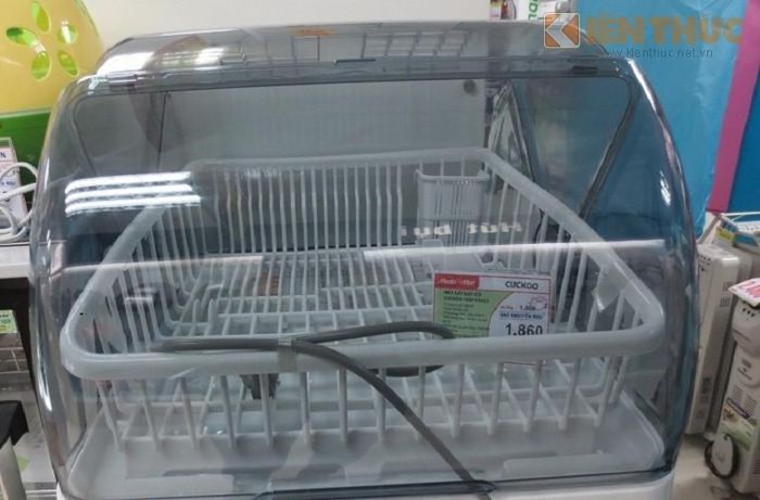 Sản phẩm dùng nhiệt cùng với phương pháp tiệt trùng ozone hoặc tia cực tím để lấy đi hơi nước và vi khuẩn bám trên bề mặt bát đĩa. Nhiệt độ sấy của máy khoảng 50-60 độ với loại tủ một ngăn, cao nhất khoảng 90 độ C với tủ hai ngăn.