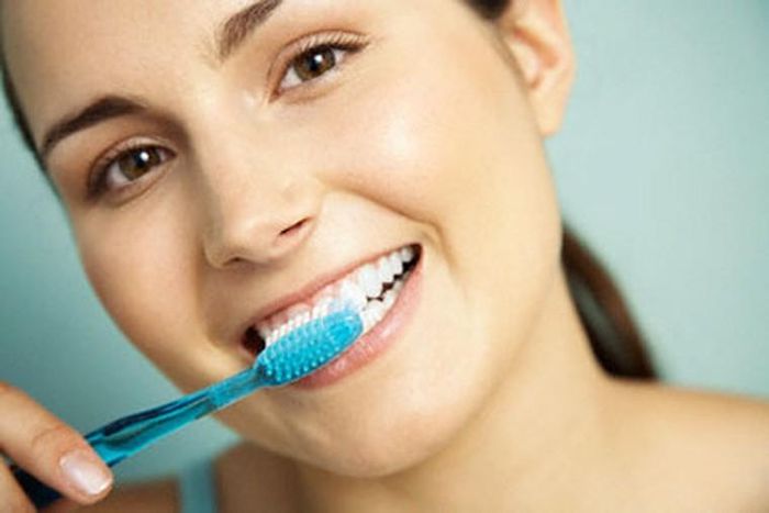 4 - Không đánh răng đúng cách: điều bất ngờ là việc làm hàng ngày này lại thường không được thực hiện đúng. Để làm tốt, bạn để vị trí bàn chải tạo với nướu một góc 45 độ và đánh răng tạo thành một chuyển động tròn. Đừng chà răng theo chiều ngang, dọc như cọ rửa sàn nhà. Việc này có thể gây tụt nướu, lộ chân răng và làm răng trở nên nhạy cảm vì nướu chính là bộ phận bảo vệ chân răng. Cũng cần lặp lại động tác này đối với tất cả các răng. Chải mặt ngoài, mặt trong của răng theo chiều thẳng đứng. Đối với mặt nhai của răng, chải nhẹ theo chiều ngang.
