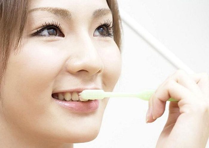 6 - Bỏ qua bề mặt răng bên trong: hầu hết mọi người rất chăm chút cho bề mặt răng bên ngoài mà quên đi bề mặt bên trong của. Nên nhớ rằng các mảng bám còn sót lại ở đây cũng gây hại cho bạn như bất kỳ mảng bám nào ở mặt trước.