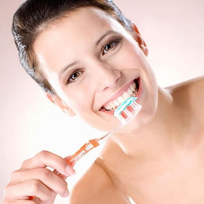  Thực tế, việc chải răng với lông bàn chải cứng có thể làm hư men răng, bề mặt răng và nướu. Tệ hơn có thể dẫn đến mòn rằng, khiến răng trở nên nhạy cảm và gây tụt nướu. Ngoài ra, khi nói đến kích thước bàn chải, kích cỡ lớn hơn không có nghĩa là tốt hơn. Chúng ta cần một cái có đầu đủ nhỏ để có thể len vào làm sạch bề mặt răng hàm. Khi cảm thấy bàn chải đang dùng có vấn đề, bạn nên chọn cái khác có kích thước nhỏ hơn.