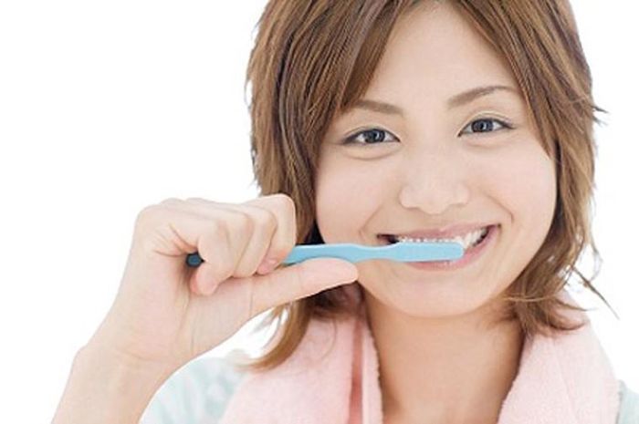  3 - Đánh răng quá nhanh hoặc quá lâu: nhiều người quan niệm rằng, đánh răng càng lâu càng sạch. Điều này rất nguy hiểm cho sức khỏe răng miệng vì lợi và men răng có khả năng bị tổn thương rất cao, gây chảy máu và viêm nhiễm. Mặt khác, việc đánh răng quá nhanh có thể khiến các mảng bám không được tiêu diệt sạch, lâu dần gây phá hủy men răng. Thời gian đánh răng hiệu quả nhất là khoảng hai phút. Súc miệng trước khi đánh sẽ giúp cho kem đánh răng hoạt động tốt hơn so với hành động ngược lại.