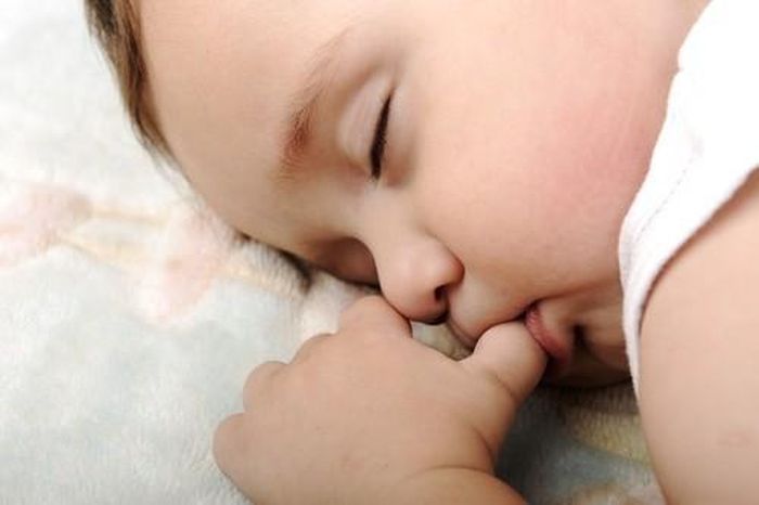 Cách ly bé với mẹ: Không cho bé ngủ với mẹ hoặc gửi bé về nhà người thân chăm sóc giúp trong vài ngày. 