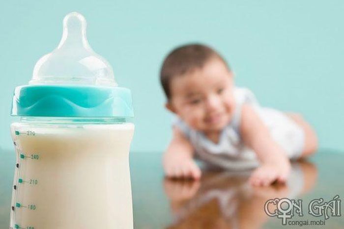  Ngoài ra, một số bà mẹ đun lá dâu lấy làm nước uống cũng có thể làm giảm khả năng tiết sữa nếu bé nhất định đòi ti không thấy sữa bé sẽ tự bỏ.