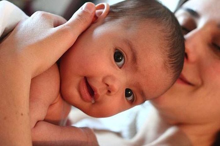  Chế biến cho bé các món ăn ngon, hợp khẩu vị với bé. Mẹ bé có thể làm thưa dần và giảm hẳn các bữa bú của bé. 