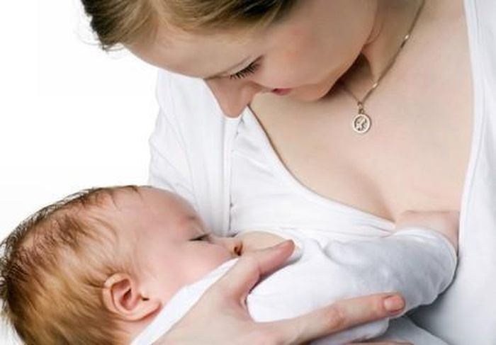  Ngoài ra các mẹ cũng có thể lấy lá bắp cải cho vào tủ lạnh rồi úp lên ngực, mỗi bên 1 lá hay có thể giã nát ra rồi lấy hai chiếc khăn sữa của con cho lá bắp cải vào và úp lên hai bầu ti, cách này sữa sẽ rút nhanh hơn. 