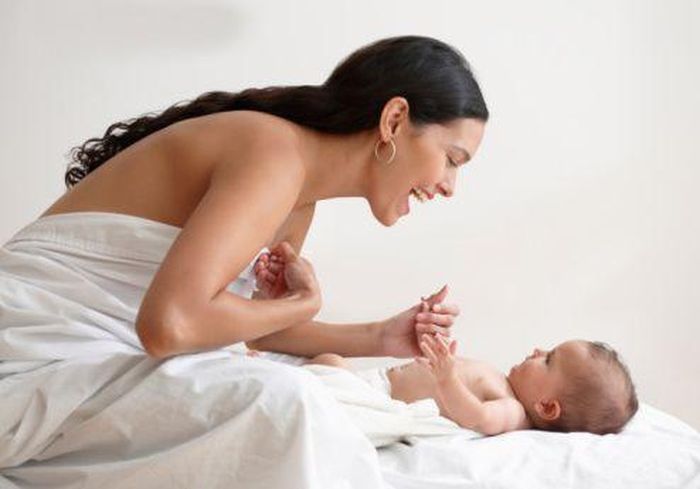  Bôi quả mướp đắng, dầu gió, thuốc cloxit lên đầu ti khi bé bú thấy đắng cay, sẽ không đòi ti nữa. 