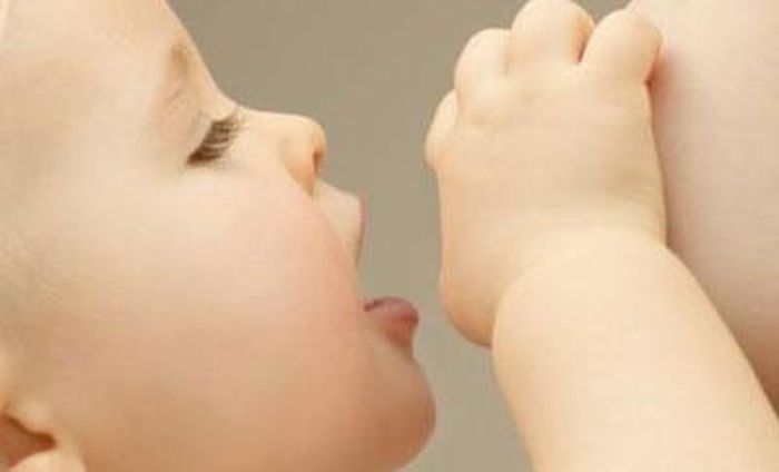  Tuy nhiên các mẹ nên chú ý không nên cai sữa khi bé đang bị ốm vì sẽ khiến bé khó thích nghi với những thay đổi mới, gây ra biếng ăn, còi xương.