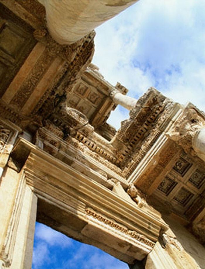 Thư viện của Celsus ở Ephesus không những được thiết kế đẹp mắt mà còn vô cùng đặc biệt để bảo quản những cuốn sách cổ tốt nhất. Phòng chính của thư viện chính có bức tường đôi cách nhau bởi một hành lang. Những cuốn sách được bảo quản ở khoang giữa các bức tường bên trong và bên ngoài. Điều đó khiến những cuốn sách viết trên da và giấy cói không bị nấm mốc và sâu bọ tấn công. 