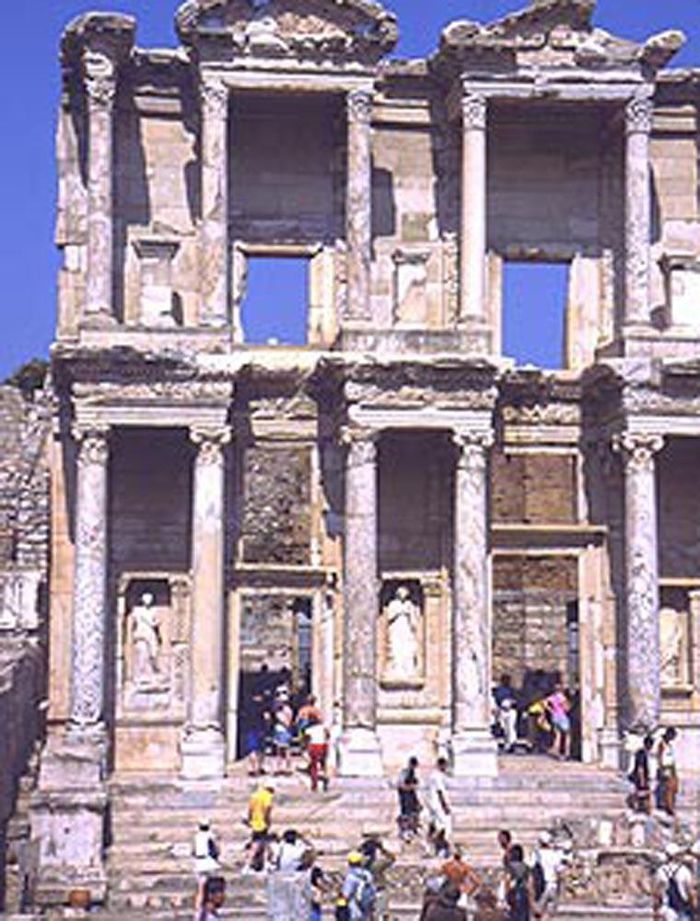 Tại mỗi bên lối vào thư viện của Ephesus, những chữ viết Hy Lạp và Latinh mô tả cuộc sống của Celsus. Phía trước tòa nhà thư viện 2 tầng có 4 bức tượng mang tên: Sophia – tượng trưng cho sự thông thái, Arete – tượng trưng cho đức hạnh, Ennoia – tượng trưng cho sự tư duy và Episteme – tượng trưng cho tri thức. 