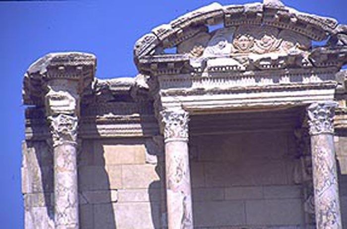 Mái vòm thư viện của Celsus 2 tầng ở Ephesus được trang trí lộng lẫy với nhiều họa tiết trang trí ở cửa và được chạm khắc họa tiết vô cùng tinh xảo. Sàn nhà và các bức tường đã được lát đá cẩm thạch. Tuy nhiên, vào năm 262, toàn bộ nội thất bên trong thư viện của Celsus bị thiêu rụi trong một cuộc xâm lược của người Goth. Tiếp đó, đến thế kỷ X, nơi đây lại hứng chịu một trận động đất làm ảnh hưởng lớn đến cấu trúc của thư viện.